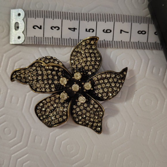 Jewelry - Elegant Black and Gold Floral Brooch